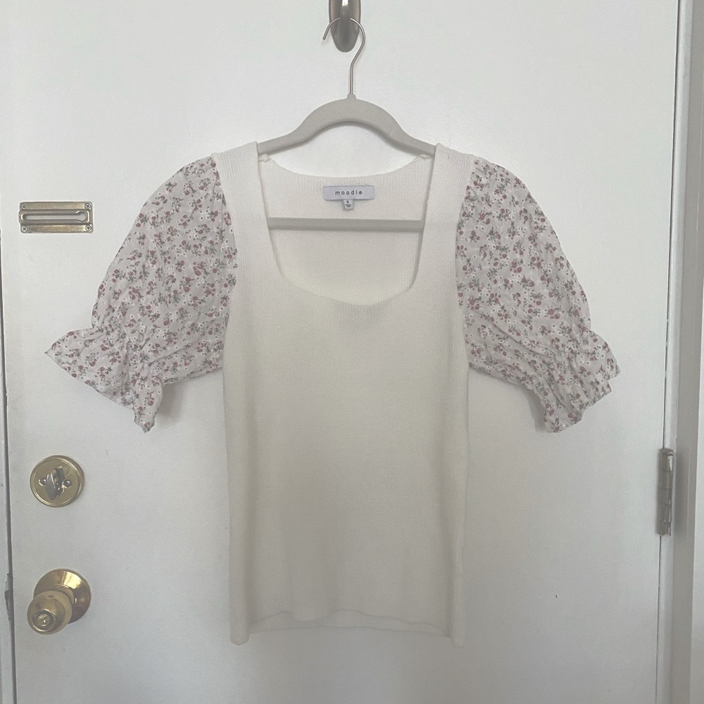 Moodie ribbed, puff sleeve top. Size small